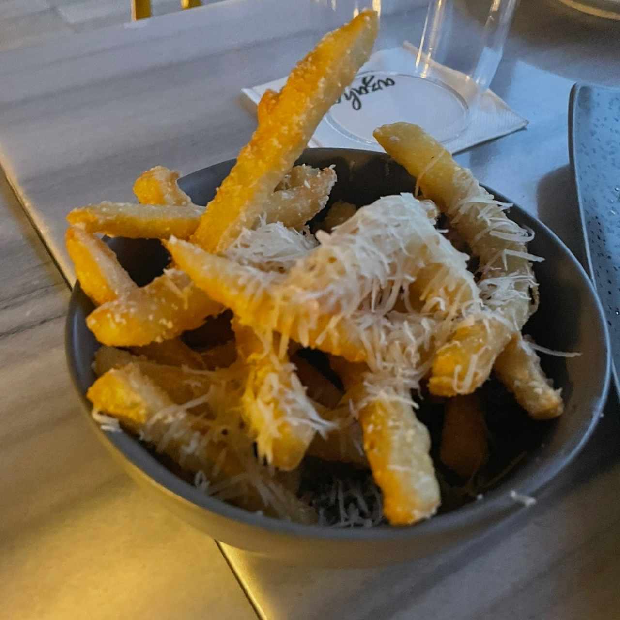 Papas francesas con perfume de trufas y Granna Padano