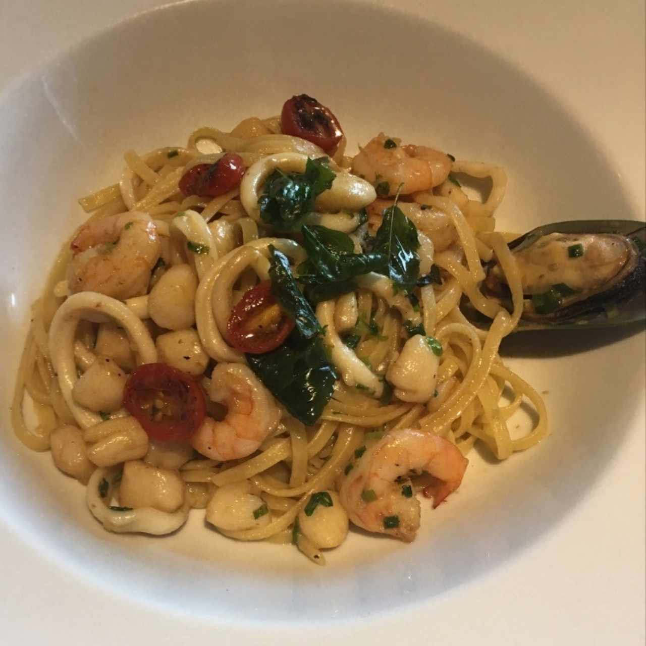 Linguini aglio e olio frutto di mare (Disponible gluten free)