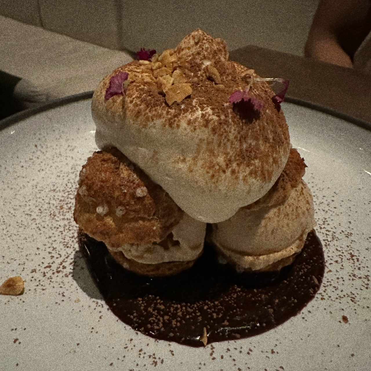 Profiteroles con helado de avellanas