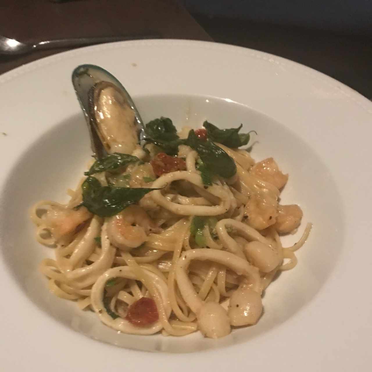 Linguini aglio e olio frutto di mare (Disponible gluten free)