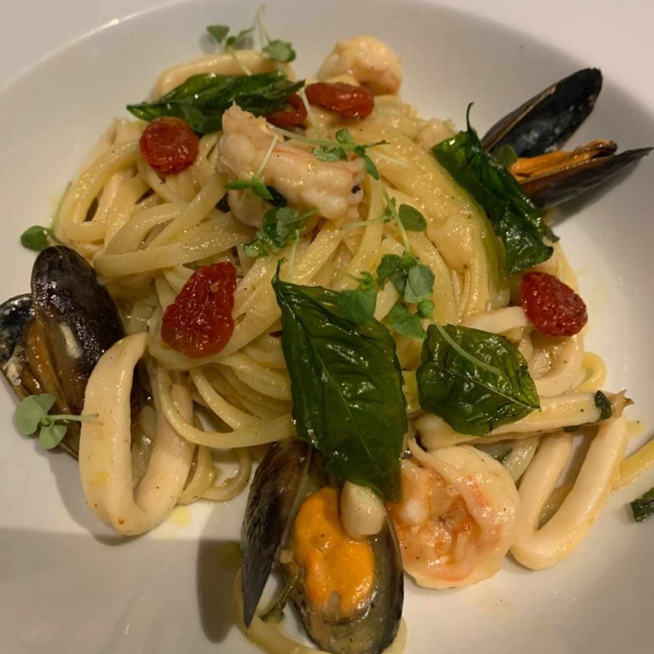 Linguini aglio e olio frutto di mare (Disponible gluten free)