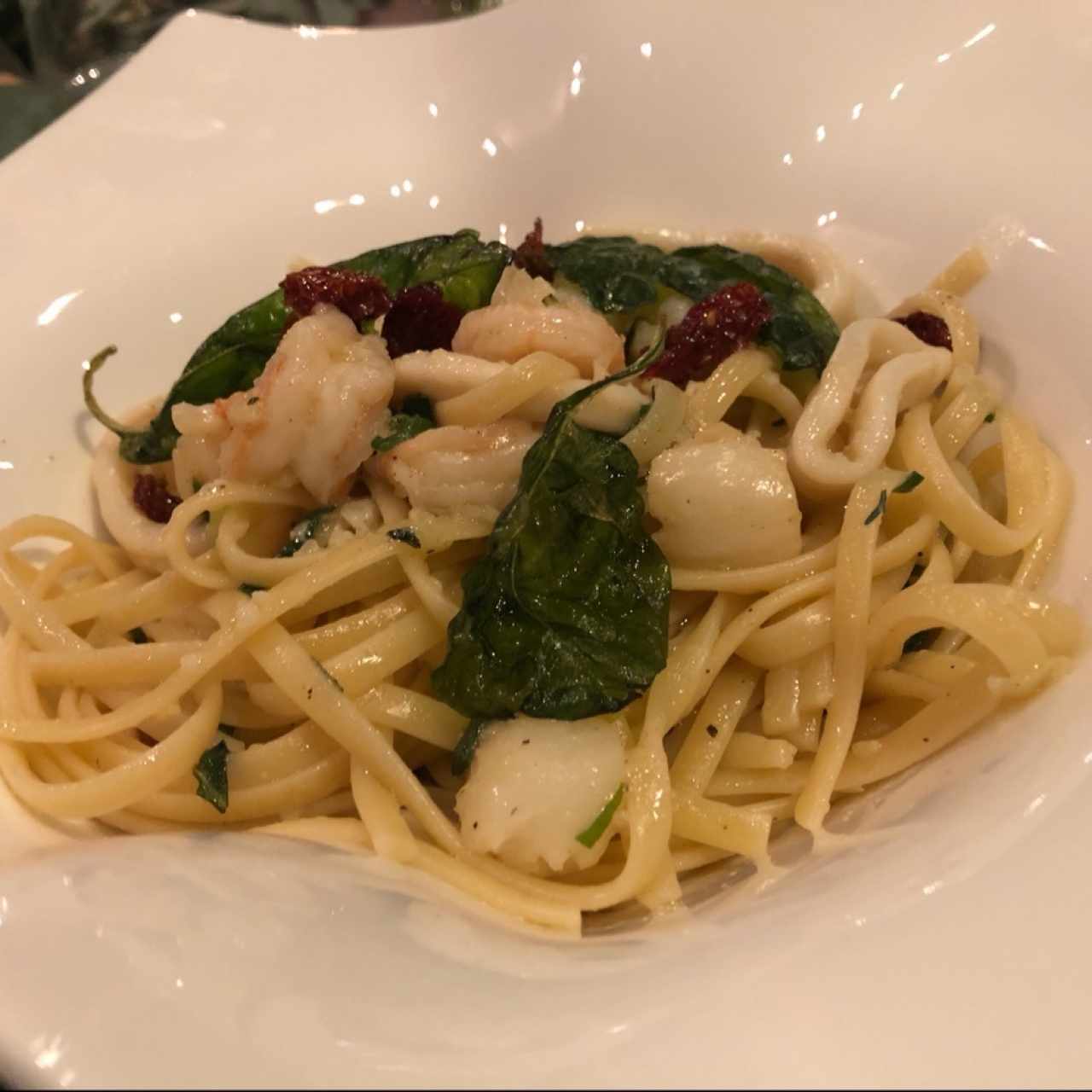 Linguini aglio e olio frutto di mare (Disponible gluten free)