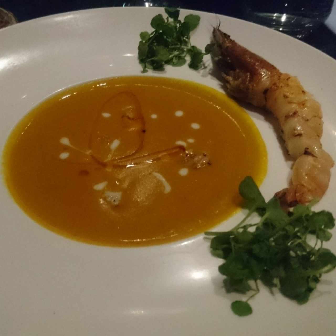 Bisque de Zanahoria con leche de coco y langostino.