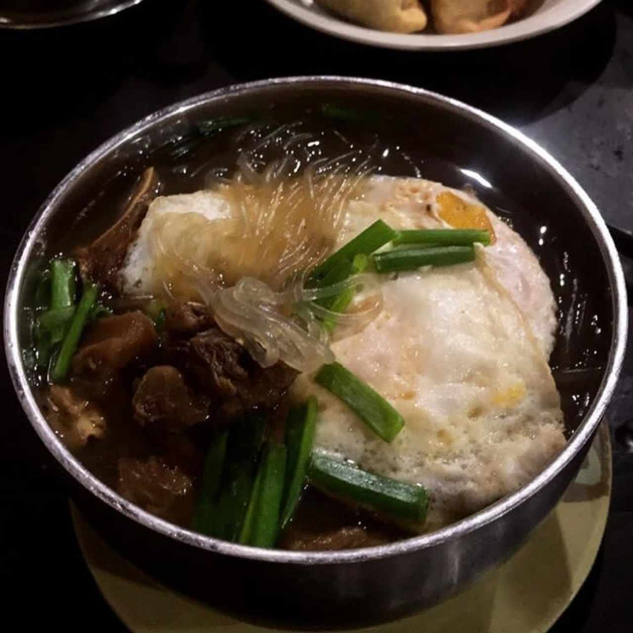 Sopa de fideo transparente y de res