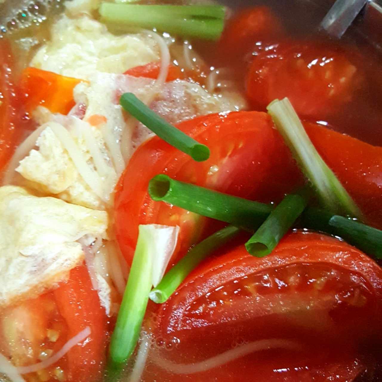 sopa de fideos con tomates