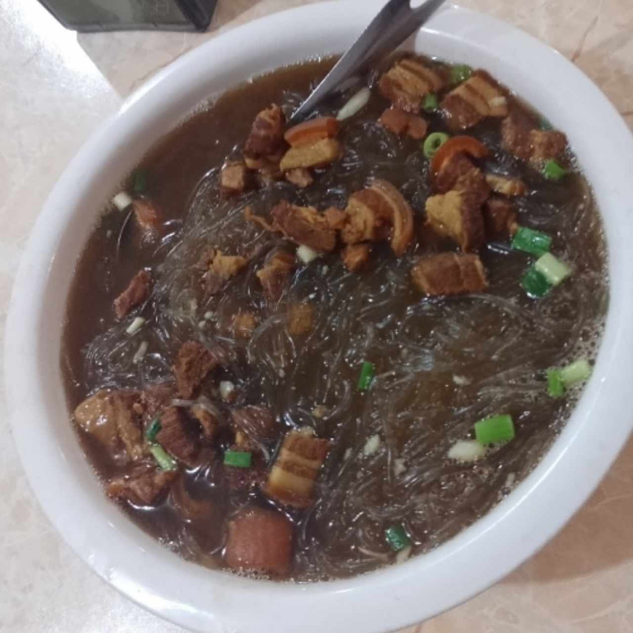 Sopa de puerco con fideo transparente 