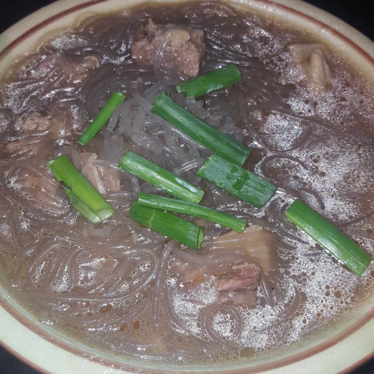 sopa de fideos de arroz con carne 