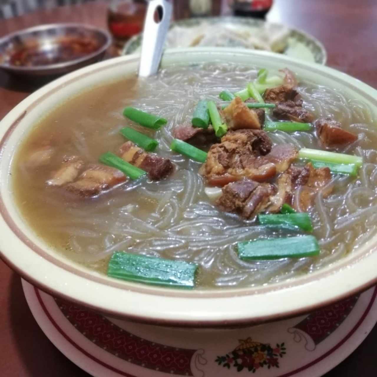 sopa de fideos transparentes