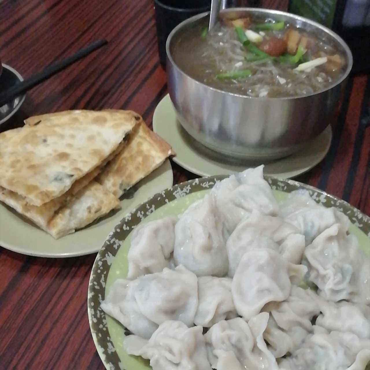 Dumplings hervidos de cerdo con pimentón, hojaldre de cebollina, sopa de puerco con fideos transparentes