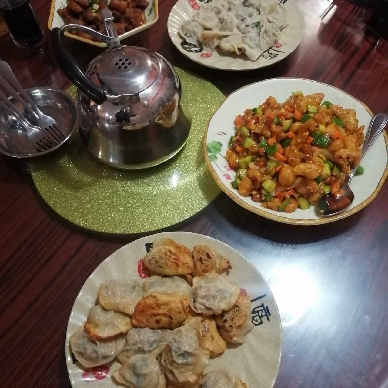 Jiaozi frito, pollo kong pao, jiaozi hervidos, puerco con salsa