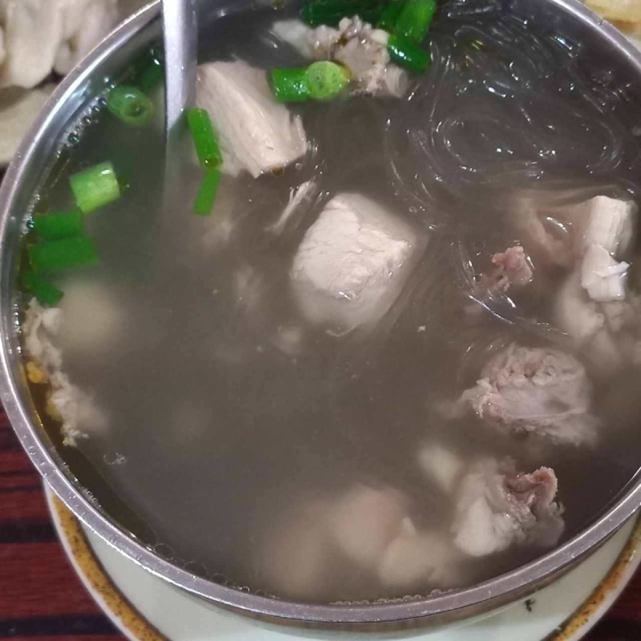 sopa fideo transparente con gallina