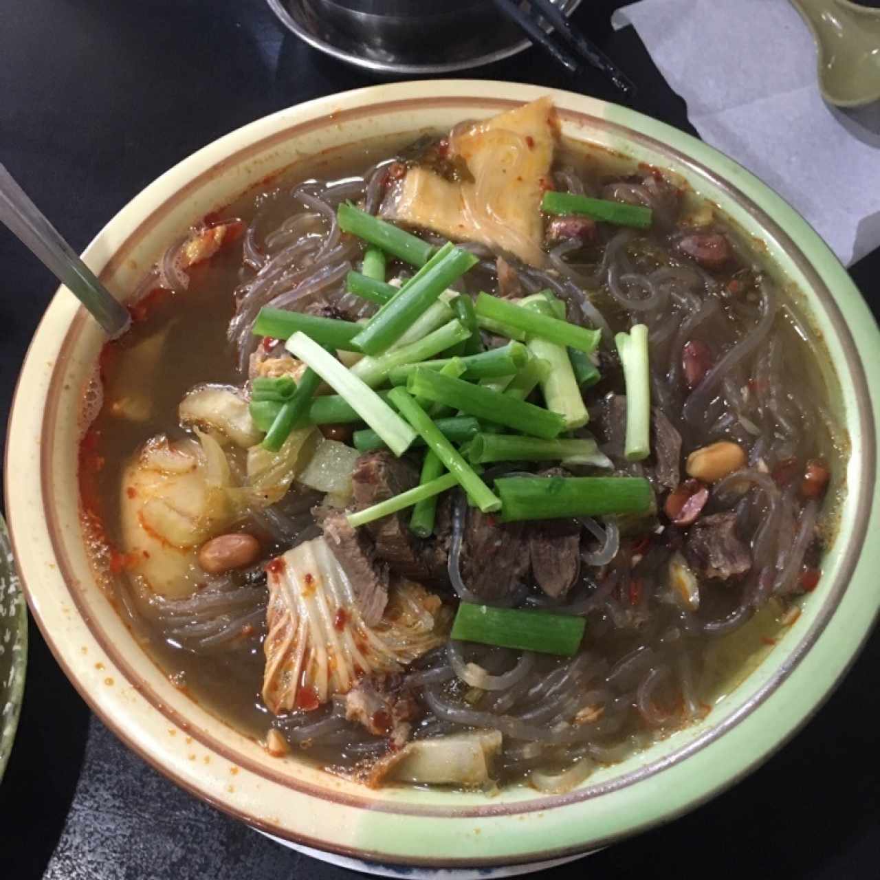 Sopa de noodles transparentes con jarrete, maní y kimchi. INCREÍBLE