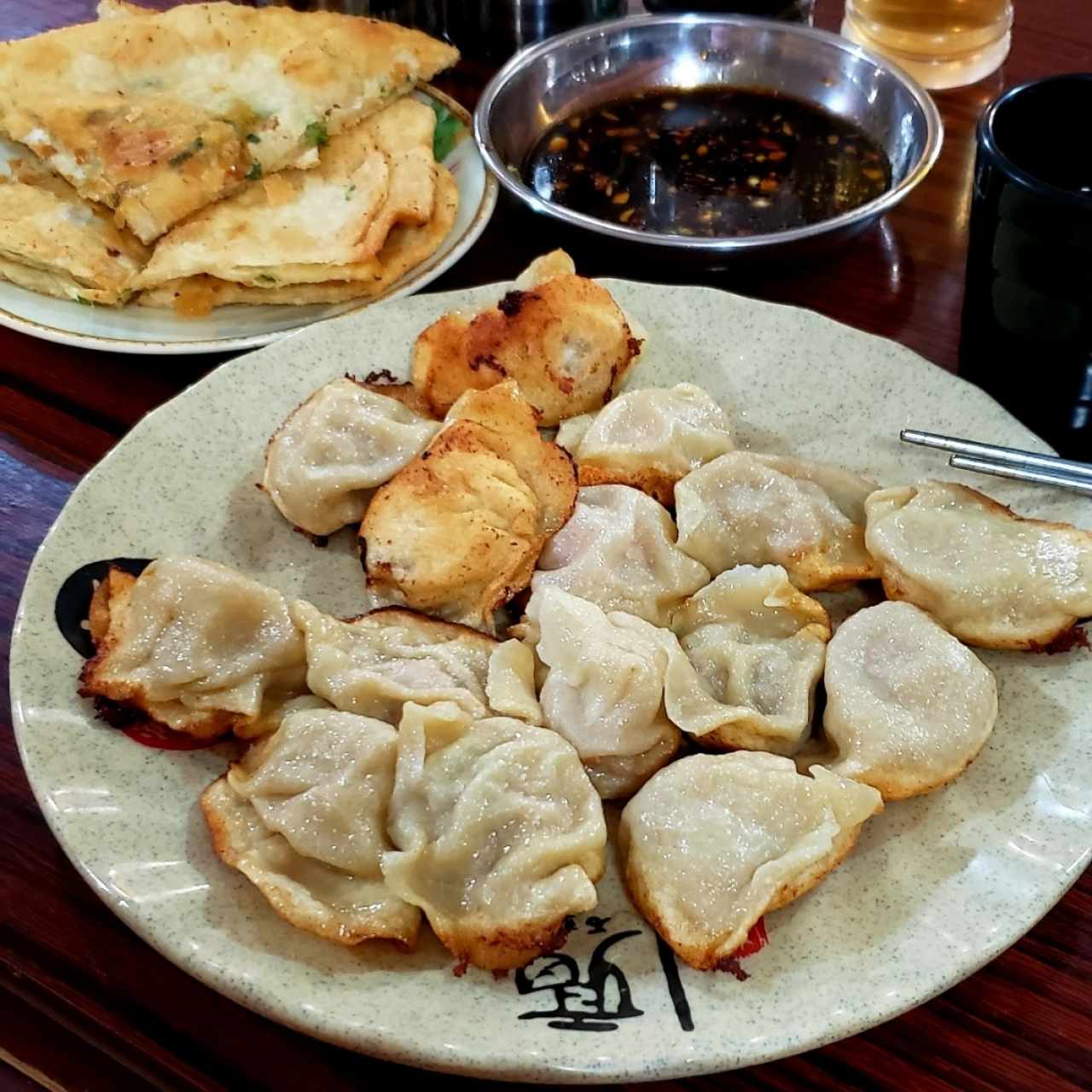 puff pastry de cebollina y wantons fritos de puerco y repollo chino