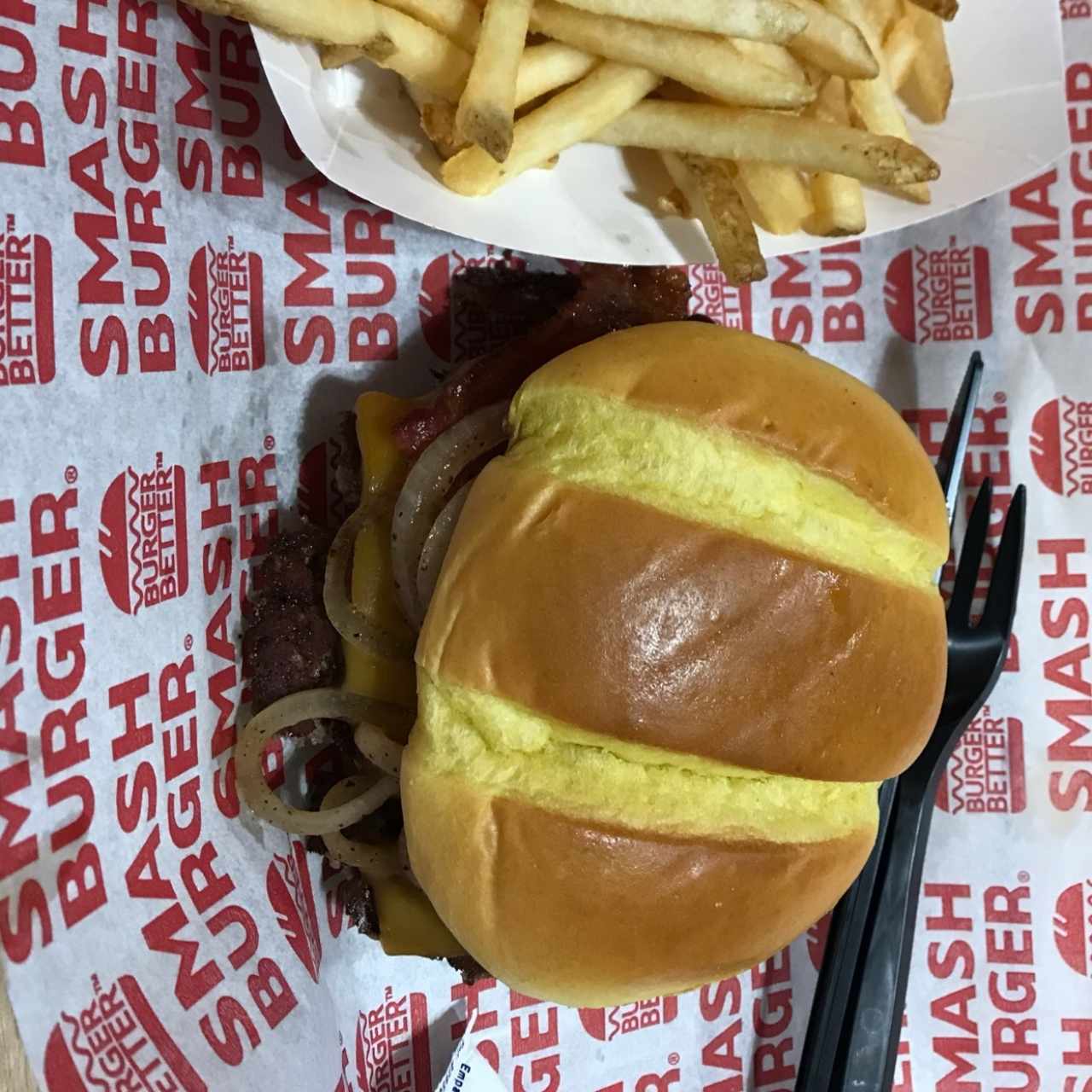 Hamburguesa con cebollas salteadas