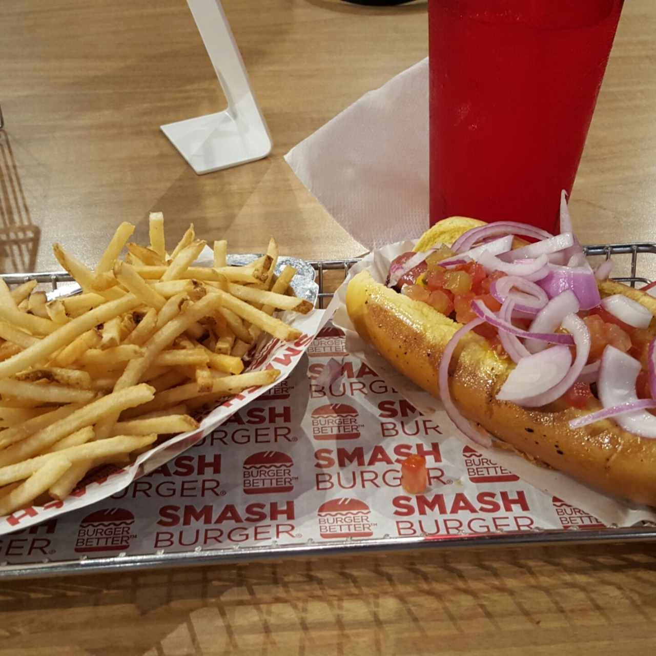 Hot Dog sencillo con papas fritas y Coca cola