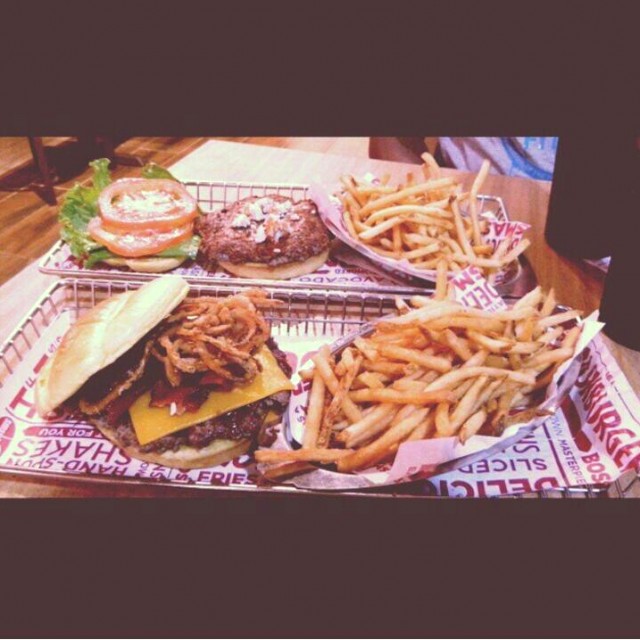 Bacon hamburguer y Panamá con papas fritas 