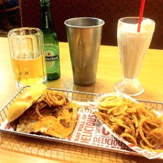 Hamburguesa Panamá y Malteada de oreo 