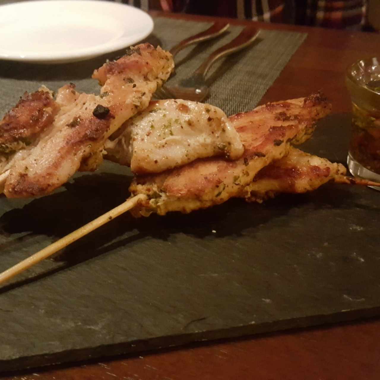 Pinchos de pollo marinados al ron