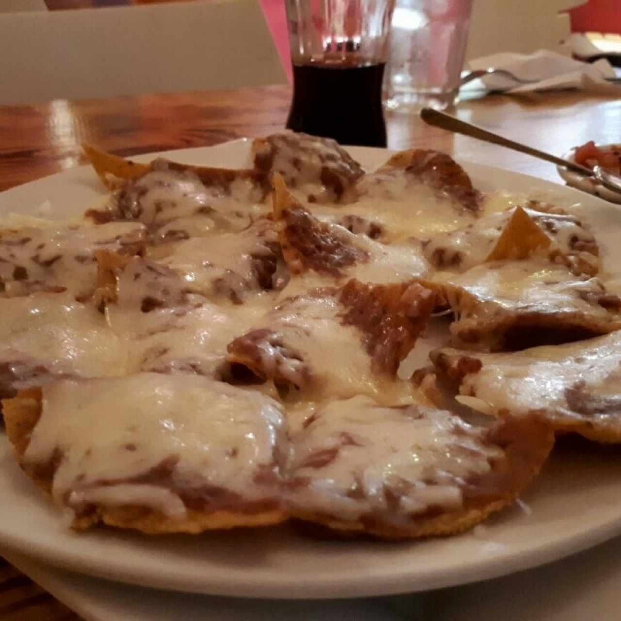 nachos sencillos con frijoles refritos y queso oaxaca