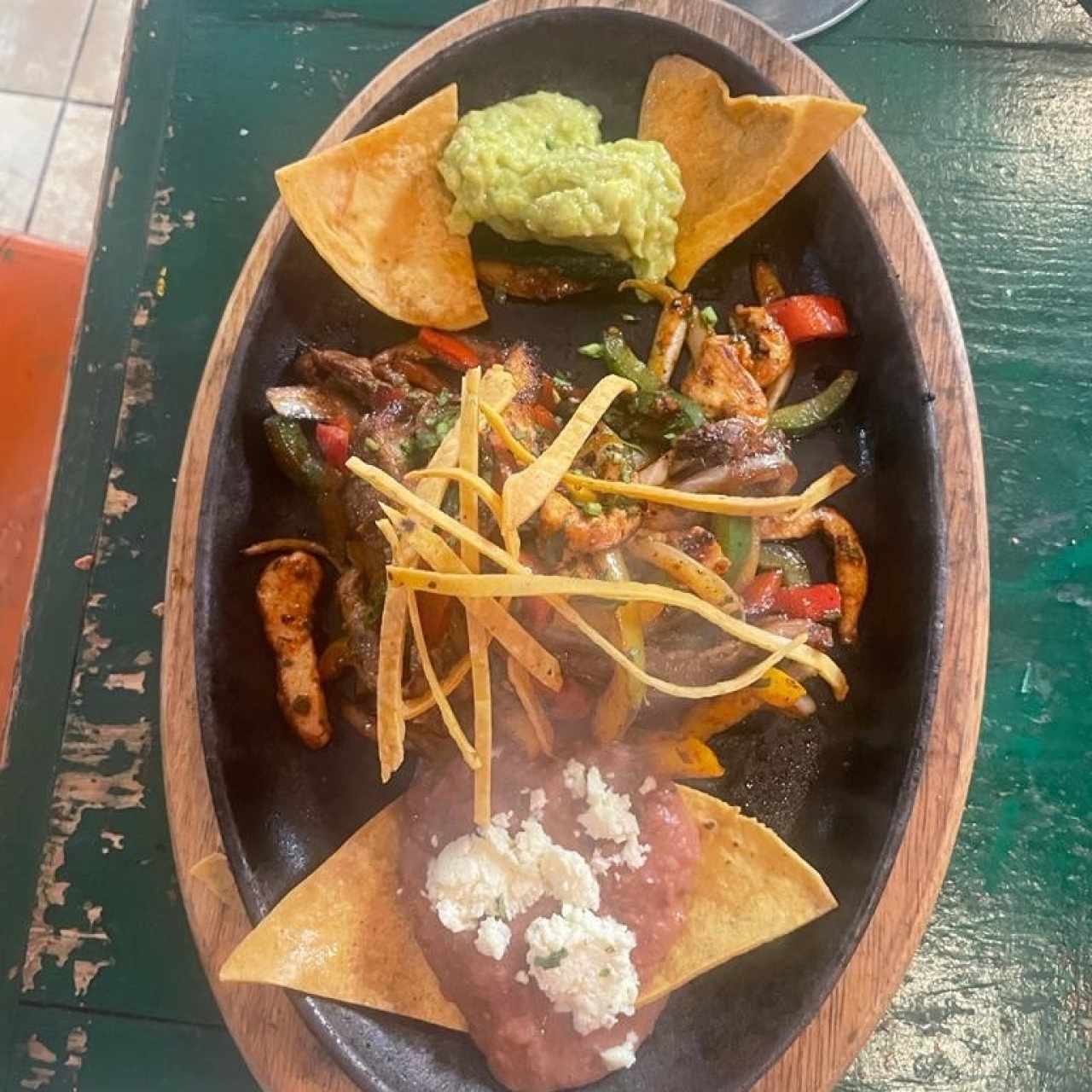 FAJITAS MIXTAS (Tiritas de Carne y Pollo salteadas con Pimentones y Cebollas, acompañadas con Frijoles y Guacamole, Arroz y un Toque Especial de la Casa)