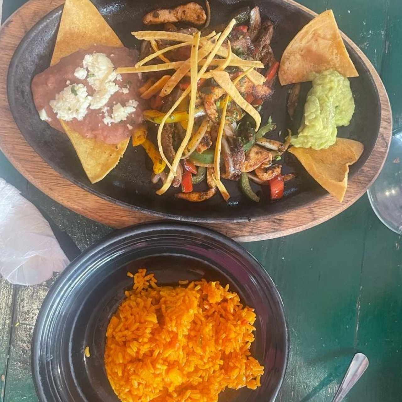 FAJITAS MIXTAS (Tiritas de Carne y Pollo salteadas con Pimentones y Cebollas, acompañadas con Frijoles y Guacamole, Arroz y un Toque Especial de la Casa)