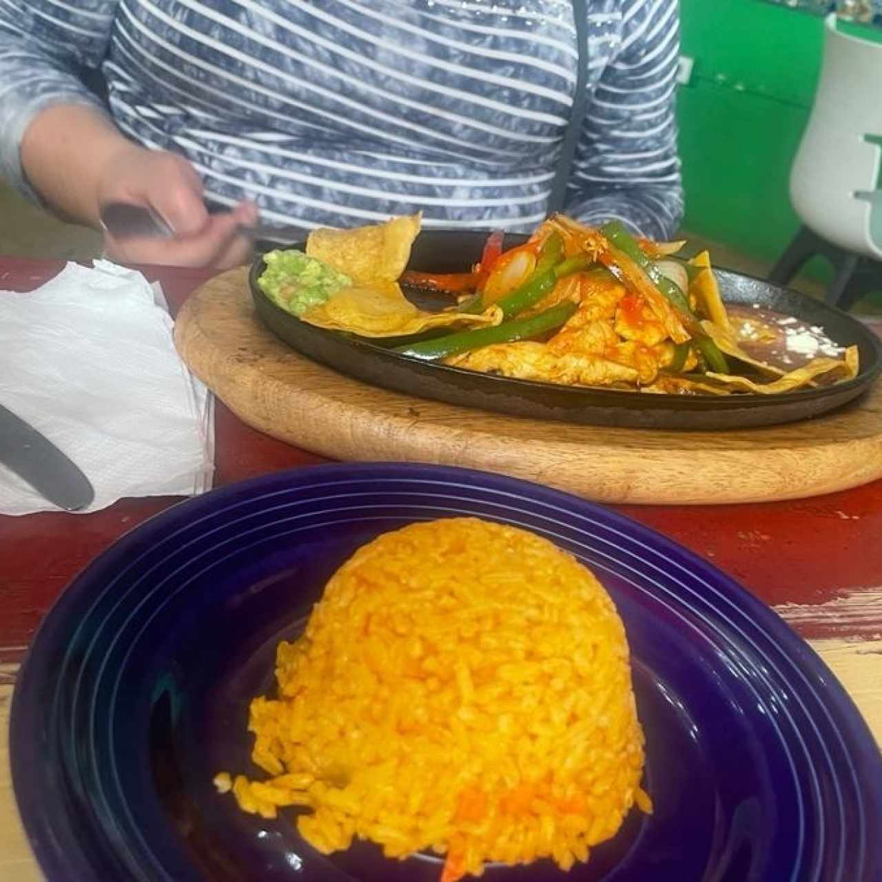 FAJITAS DE POLLO (Tiritas de Pollo, salteadas con Pimentones y Cebollas, acompañadas con Frijoles y Guacamole, Arroz y un Toque Especial de la Casa)