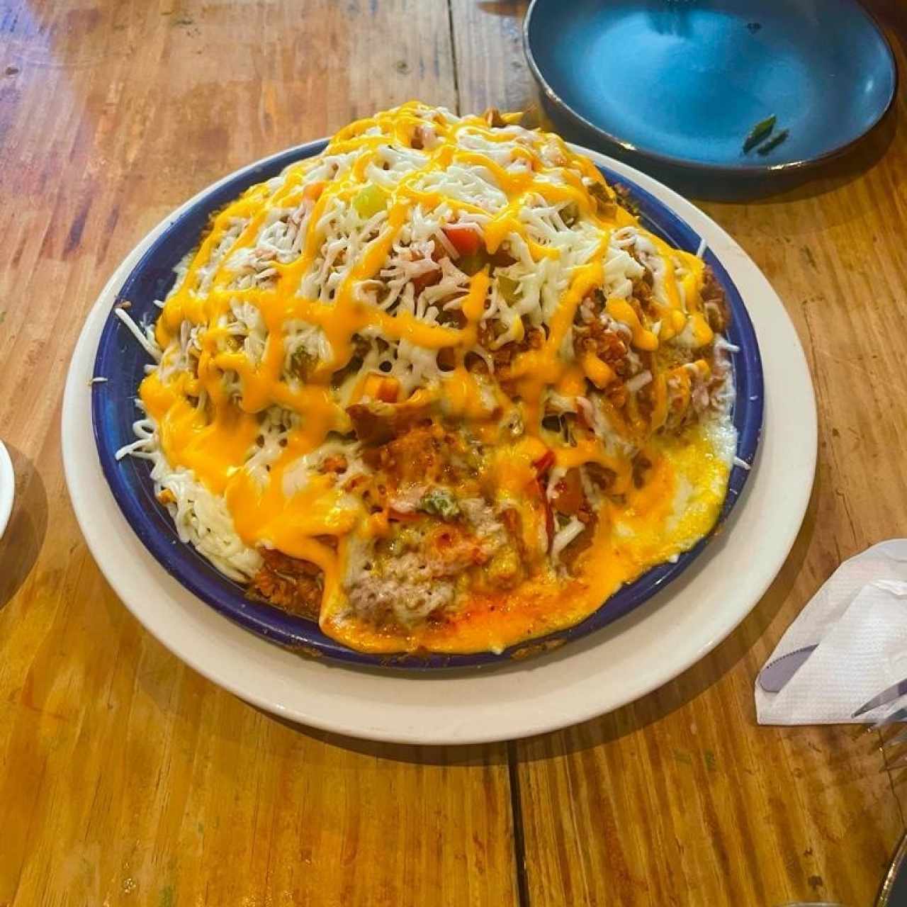 NACHOS CHARRO MEXICANO (topopos bañados en frijoles, con carne,pollo y chorizo pico de gallo, queso crema gratinados con mozzarella y cheddar)