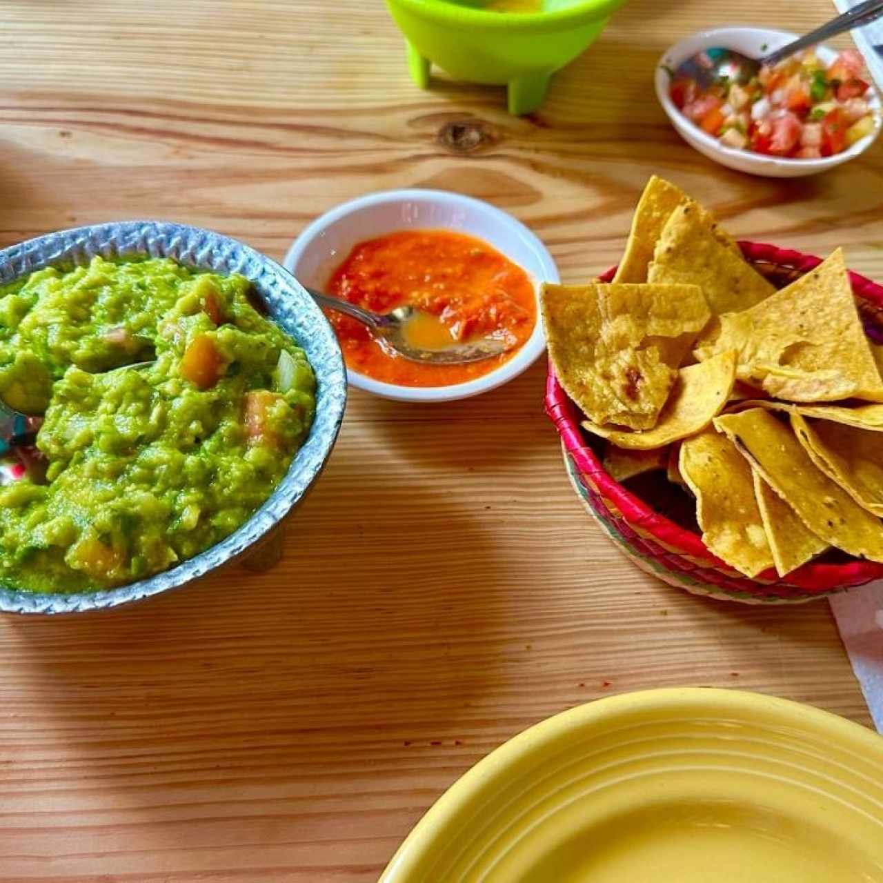 GUACAMOLE ÚNICO (Fresco Guacamole con Pico de Gallo y Topopos)