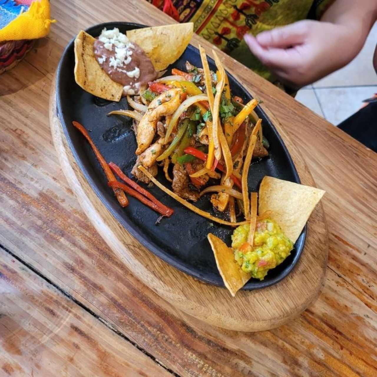 FAJITAS MIXTAS (Tiritas de Carne y Pollo Salteadas con Pimentones y Cebollas, acompañadas con Frijoles y Guacamole, Tortillas o Arroz y un Toque Especial de la Casa)