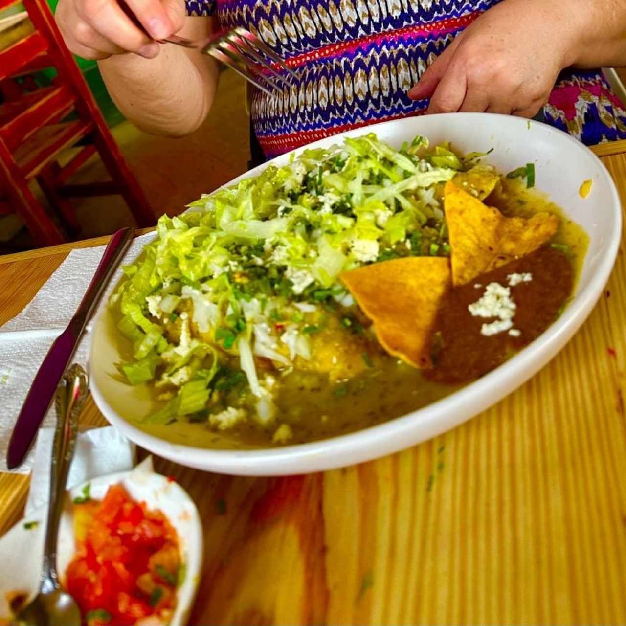 ENCHILADAS EN SALSA VERDE (Tortillas Rebosadas en una Salsa de  Picante Verde, con Queso, Lechuga y Guacamole, con carne de su elección [uno de pollo, otro de carne y otro de puerco])