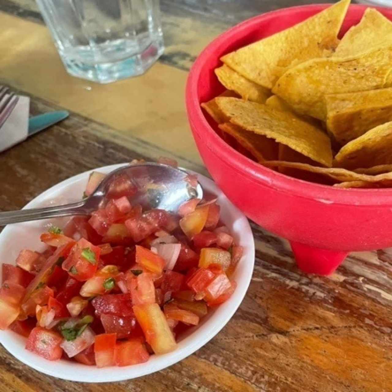 Nacho y pico de gallo de entrada 