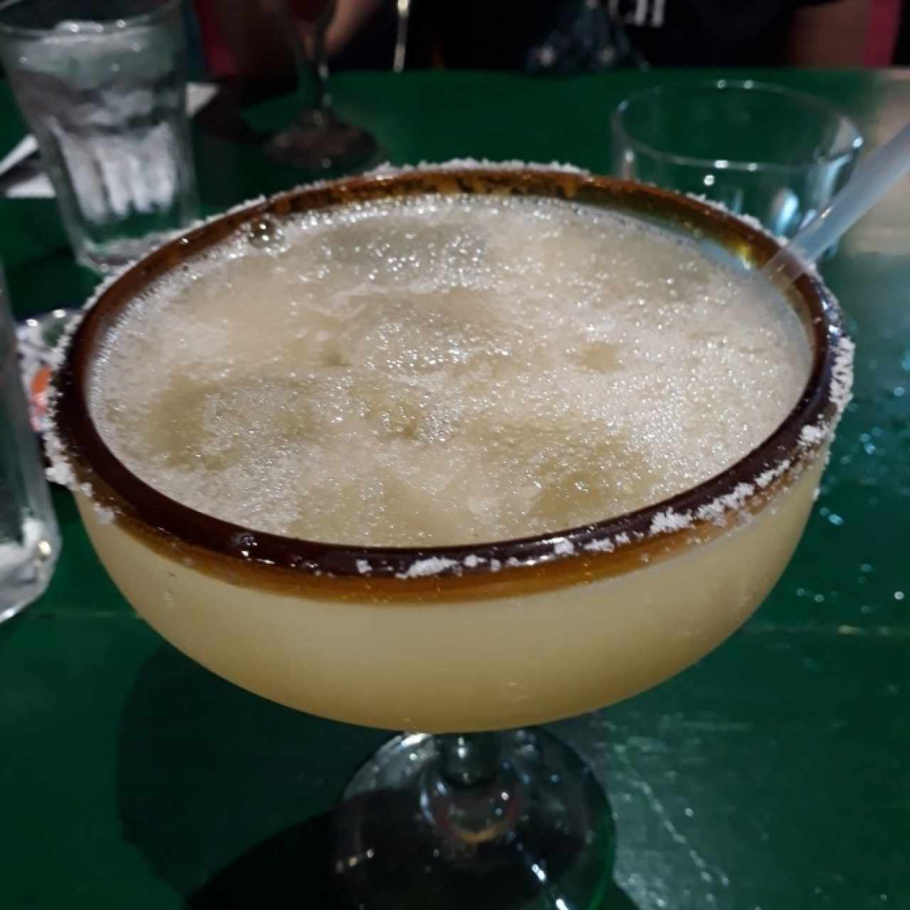 margarita de limón en las rocas