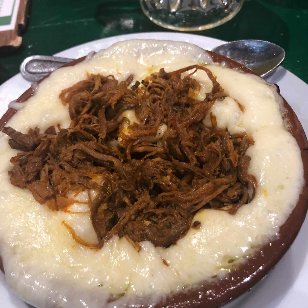 queso fundido con ropa vieja