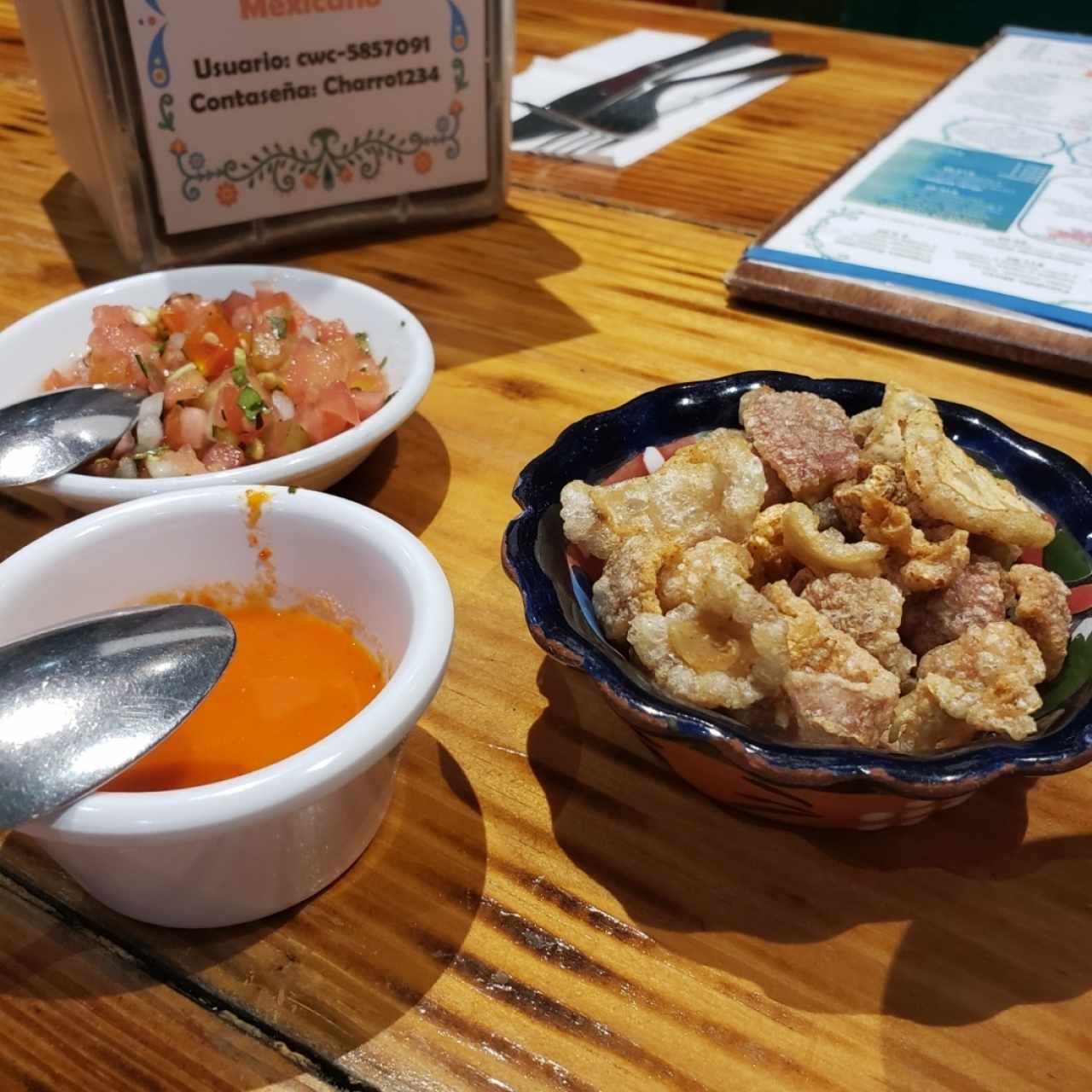 chicharron con pico de gallo y picante