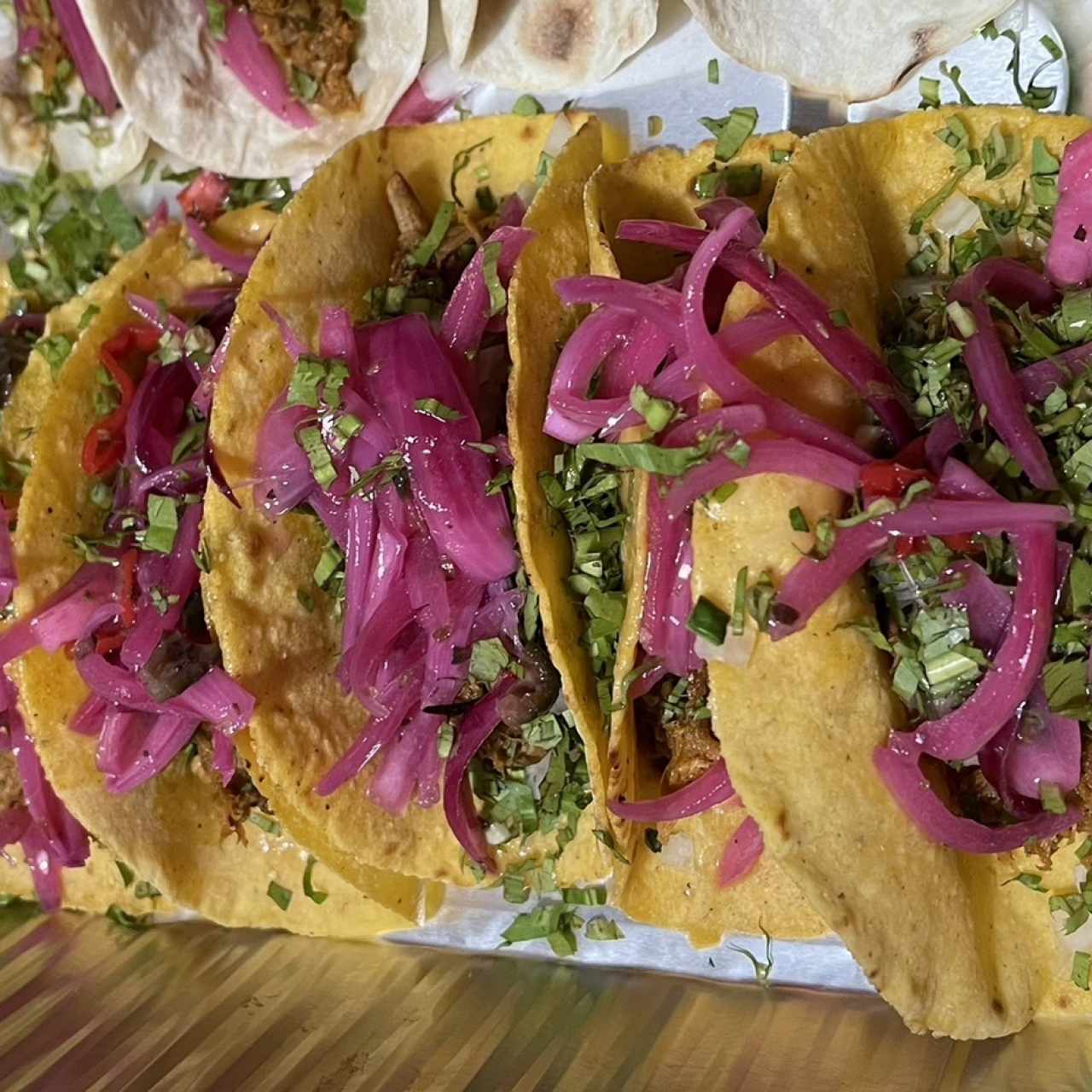 Taco de cochinito con tortilla tortilla de maíz