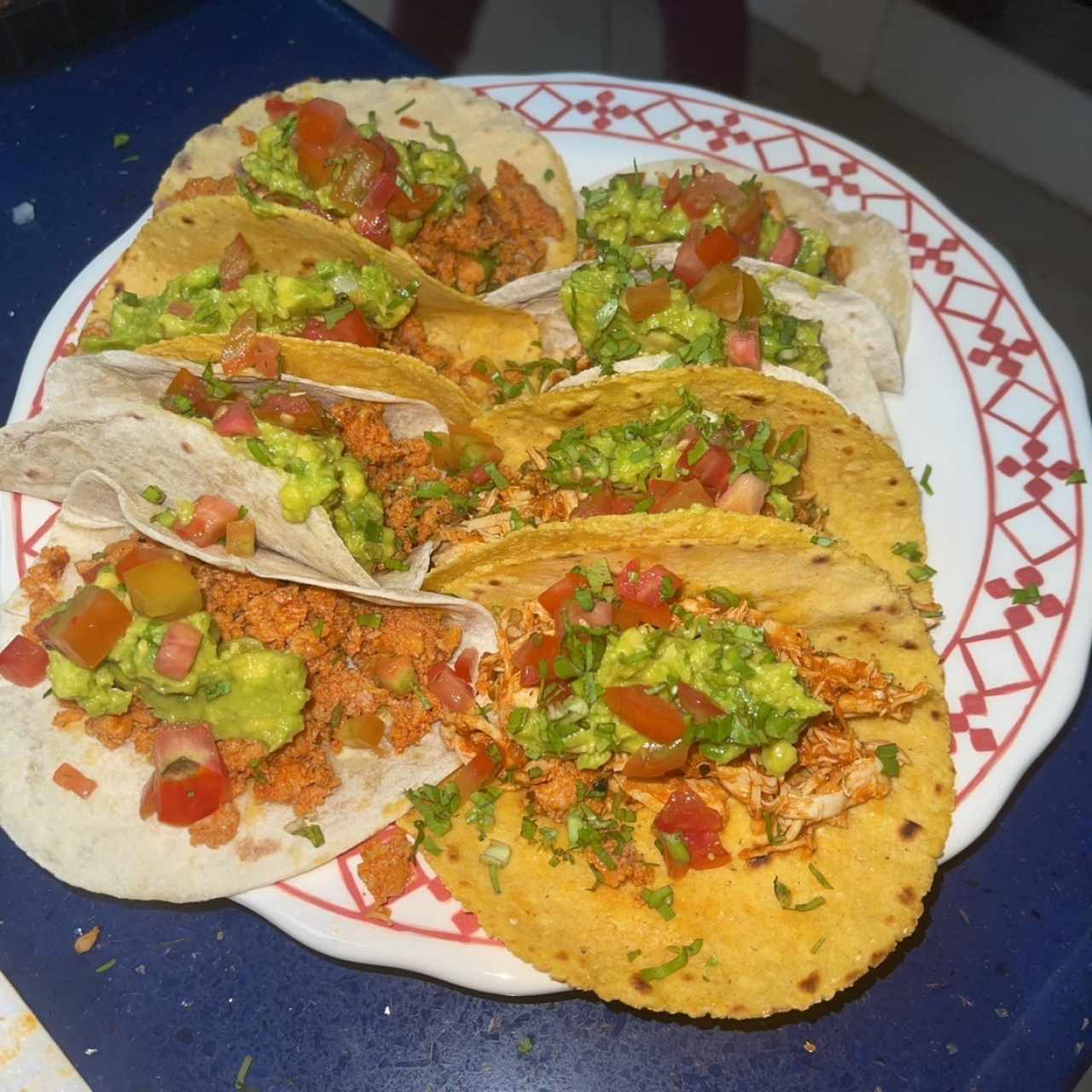 Tacos suaves variados de pollo