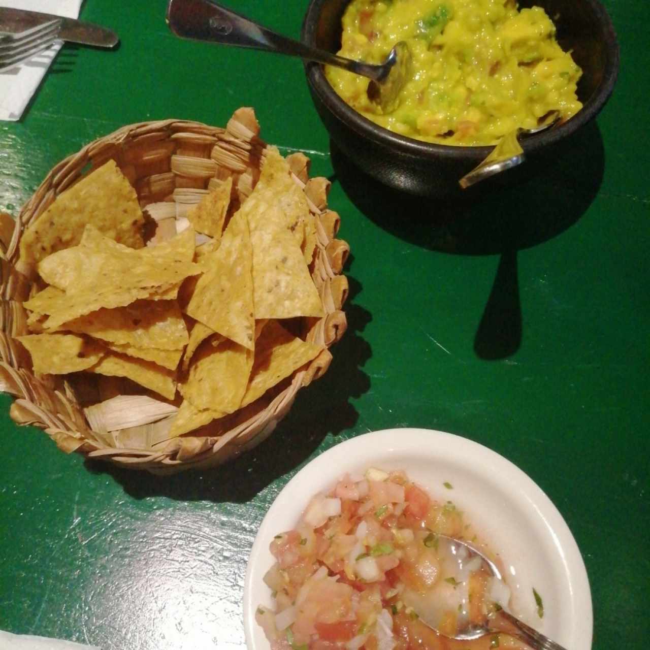 guacamole  on totopos