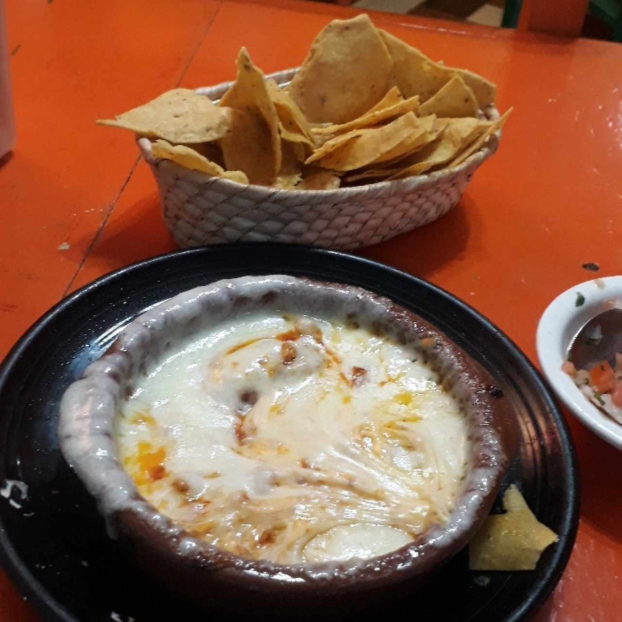 Queso Fundido con Chorizo