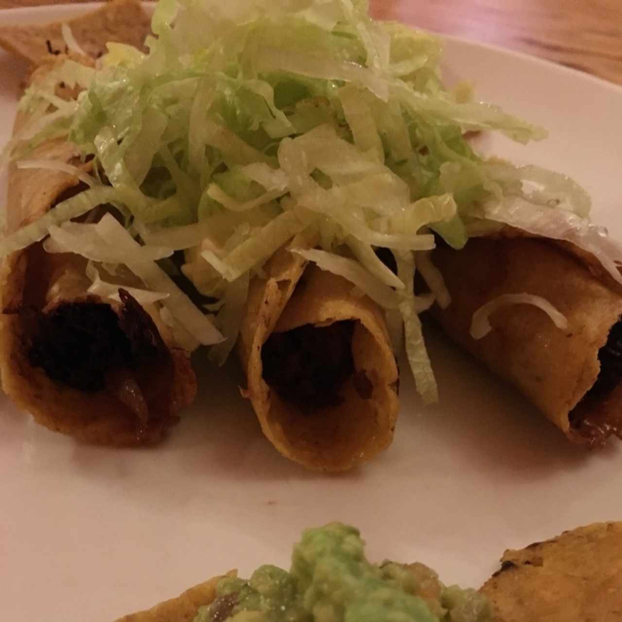 Flautas de pollo, chorizo y carne