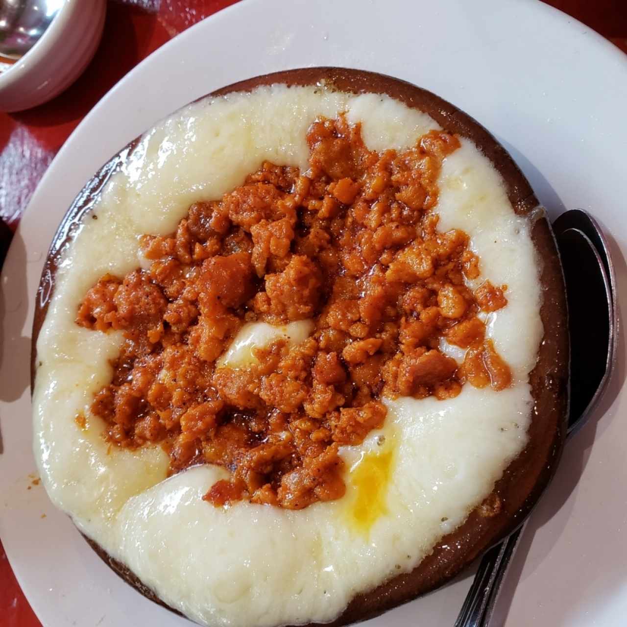 queso fundido con chorizo