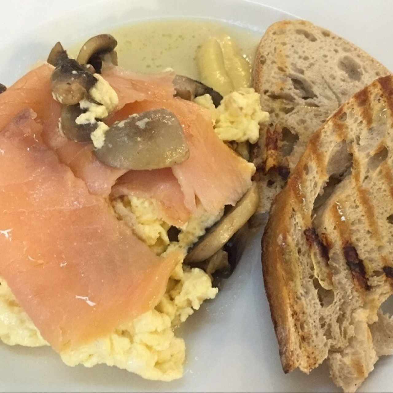 Huevos con salmón ahumado