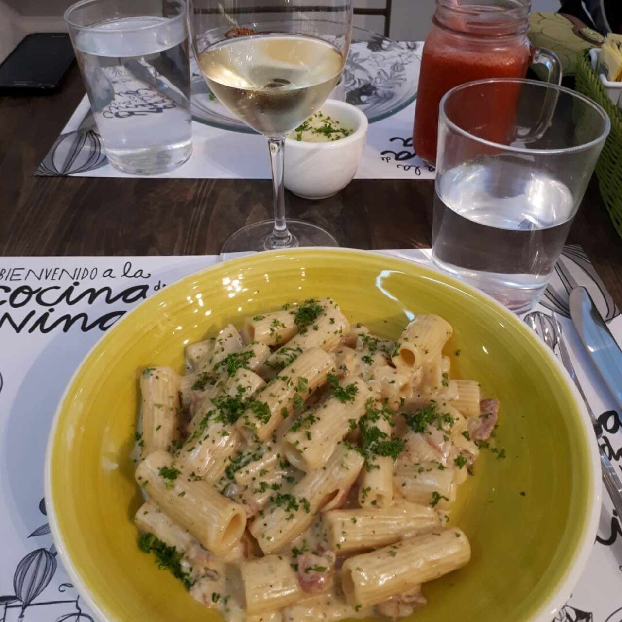 Pasta a la Carbonara y una copa de vino blanco!! 