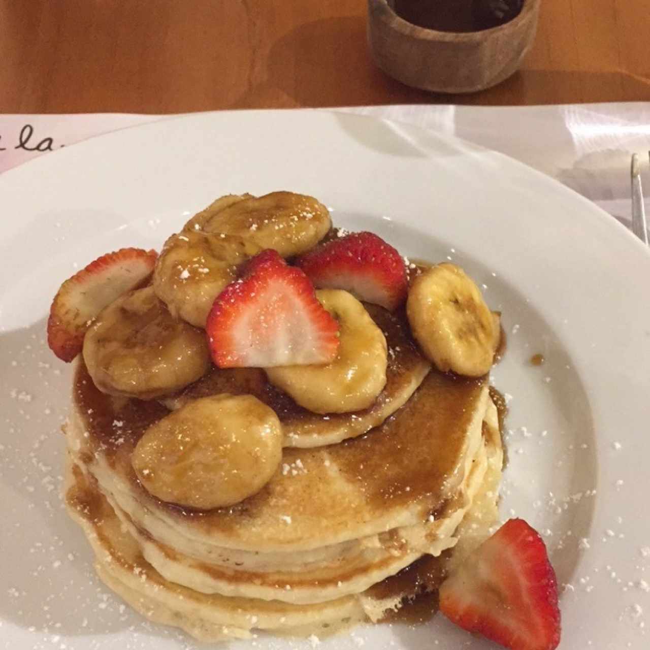 pancake de banano con la salsa de chocolate por aparte