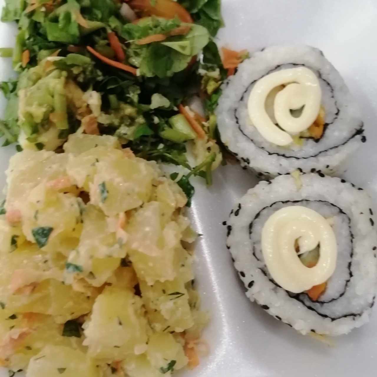 Sushi, ensalada de berro y de papa. 