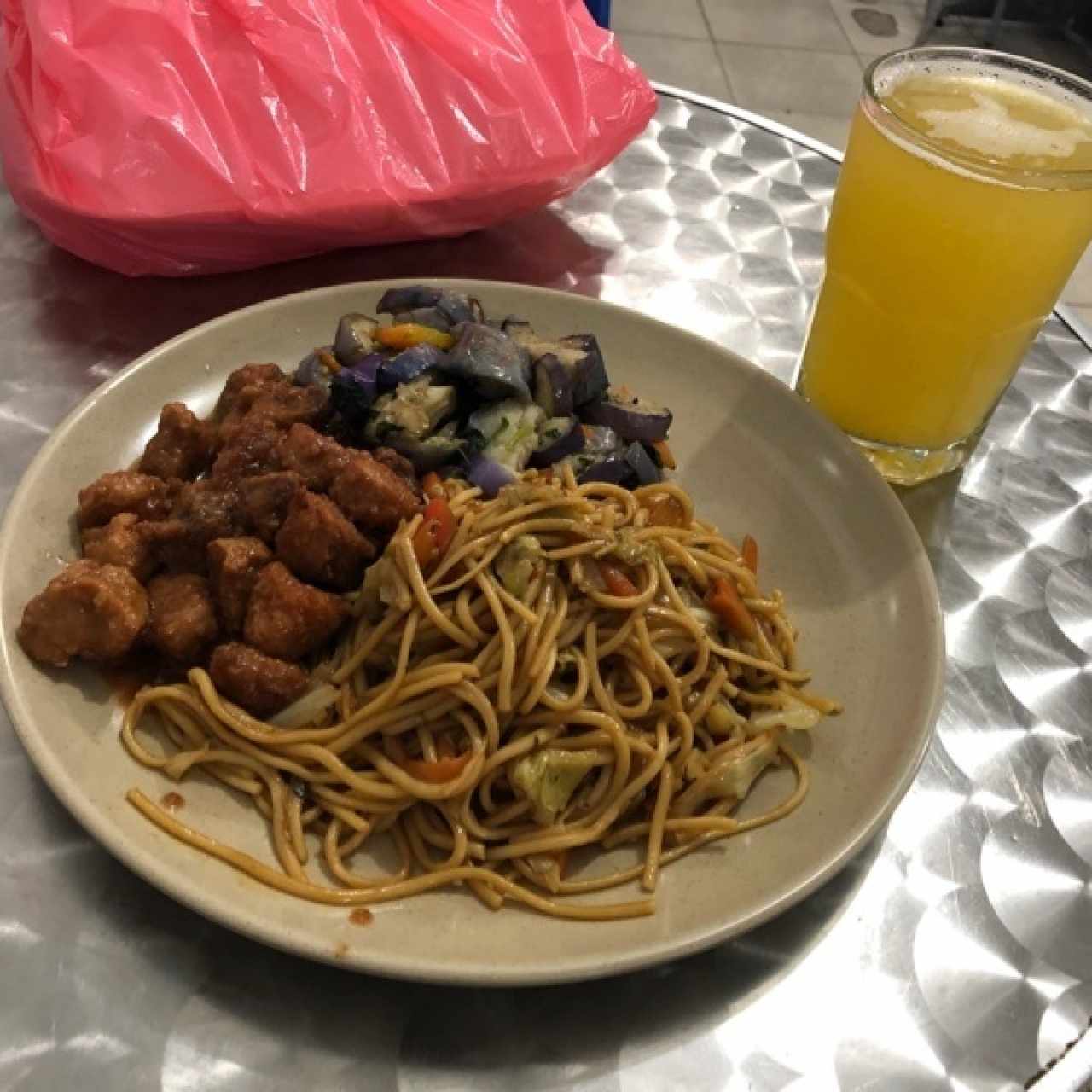 Gluten agridulce con fideos de vegetales y Berenjena a la Oliva + jugo de piña