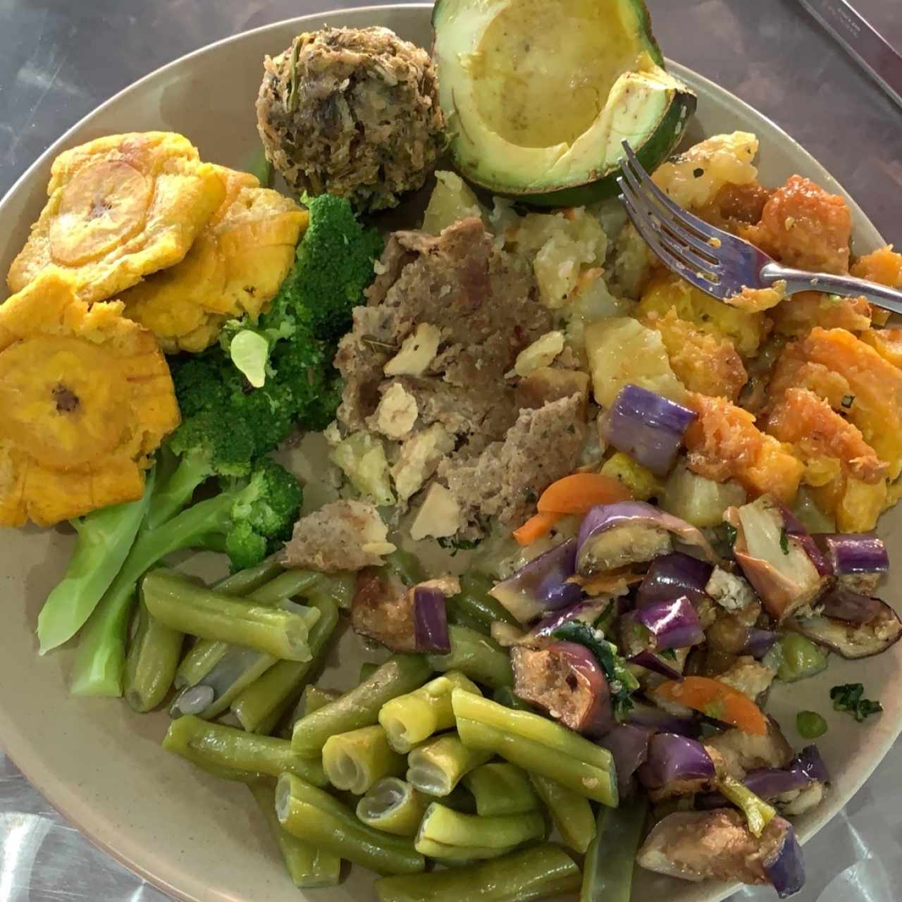 brocoli, habichuelas, berenjena, carne de hongos, bolita de vegetales, patacones, aguacate, platano maduro, guisado de papa