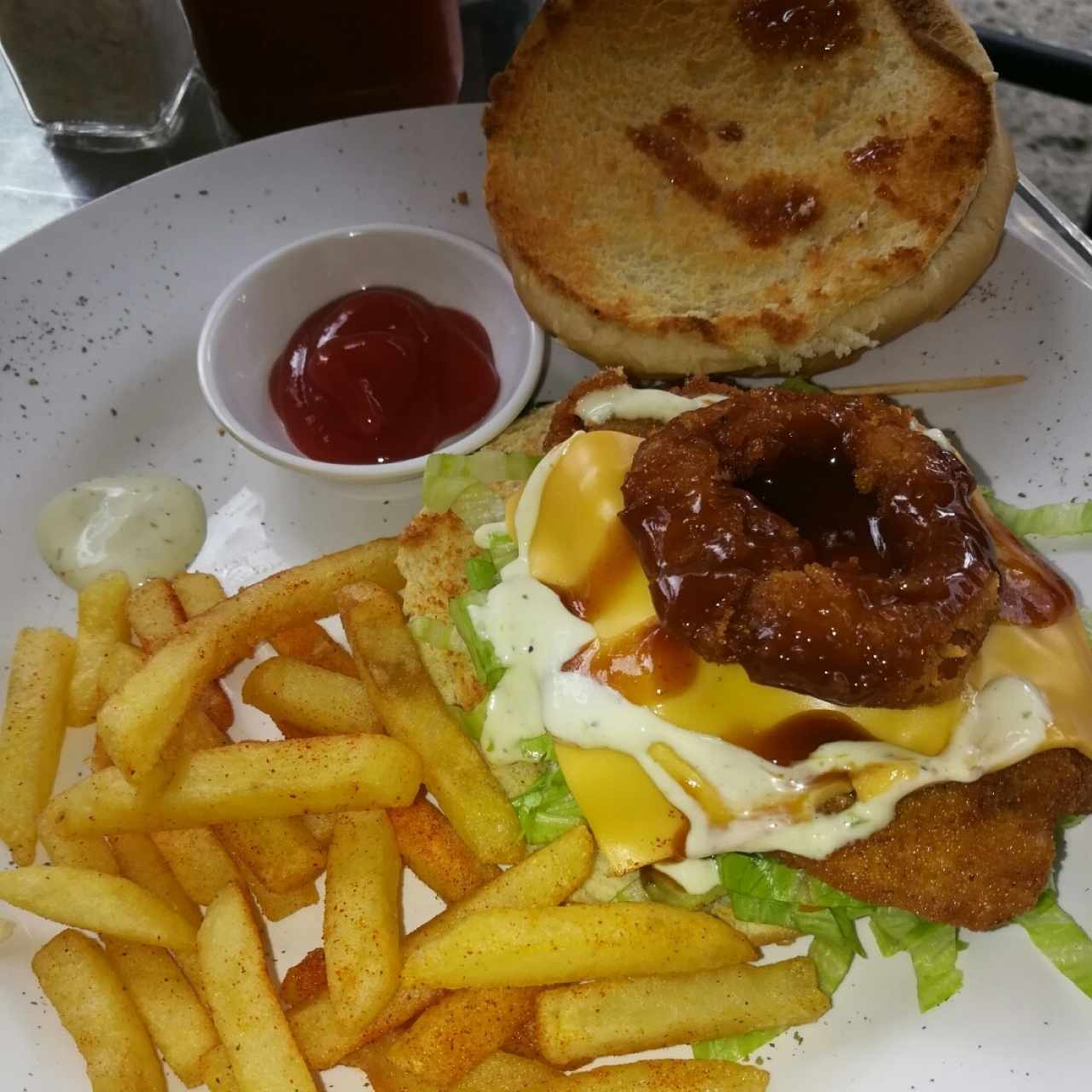 Hamburguesa de pollo apanado con papas fritas