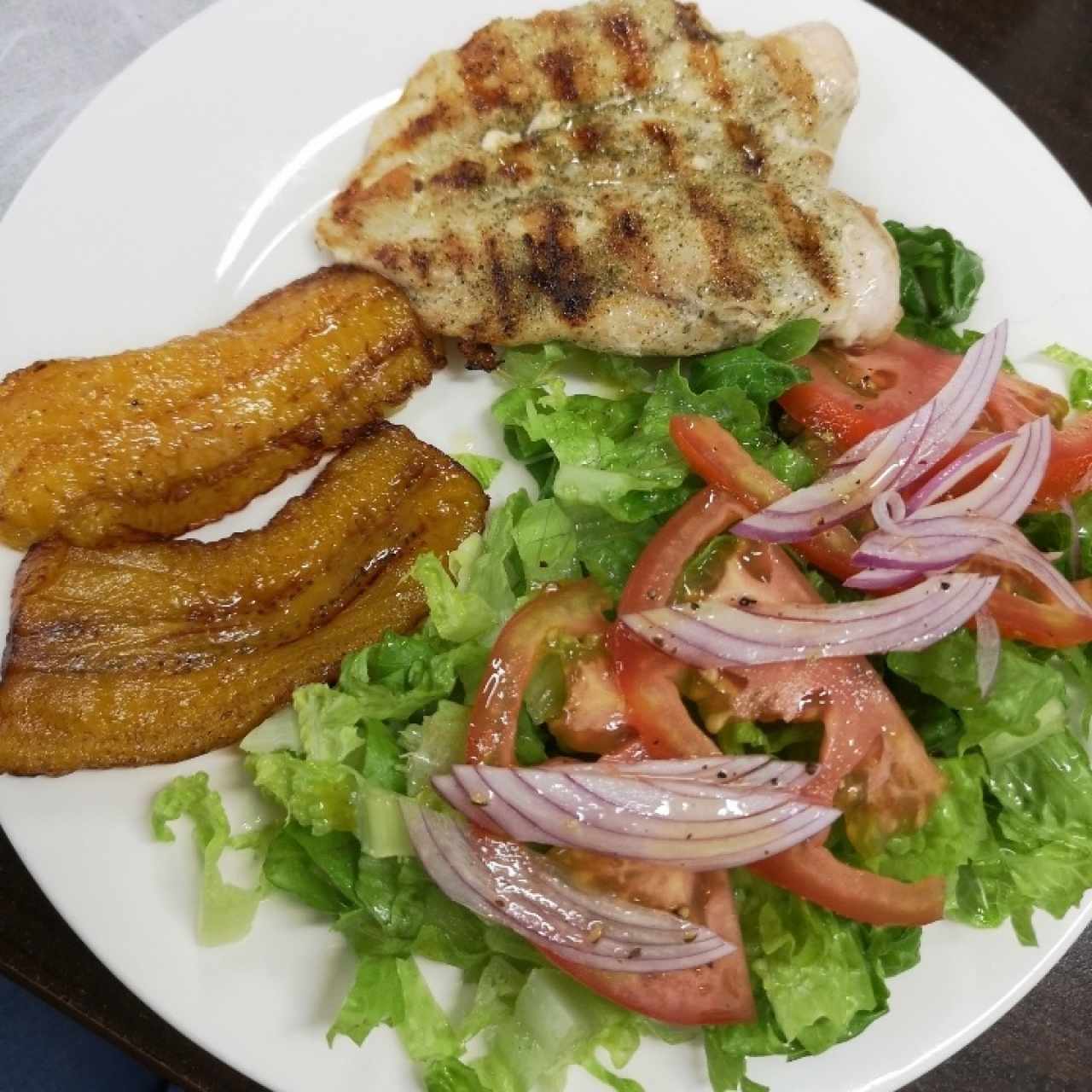 menú del día: pollo a la plancha + dos acompañamientos 