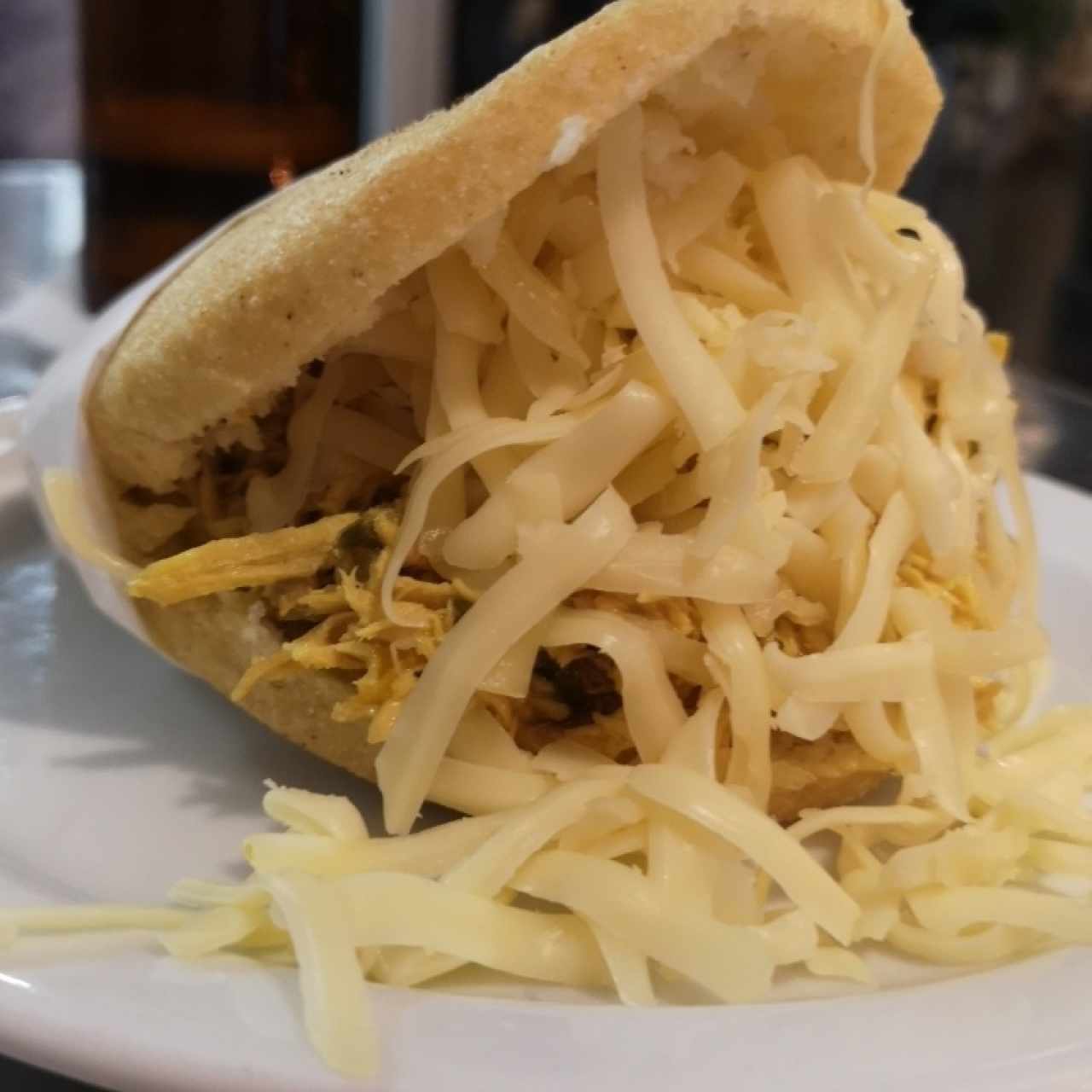 arepa de pollo con queso. 