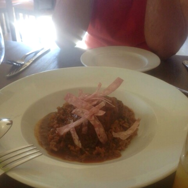 Filete de res con arroz y vegetales rebosados en cerveza negra